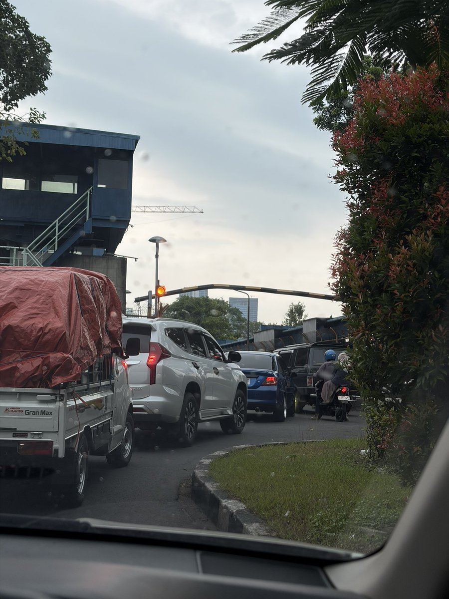 Surabaya - Gresik sampe 2 jam tuh sinting 😭 dan total PP 4 jam!
Padahal kalo ga macet, literally cuma butuh 45 menit.