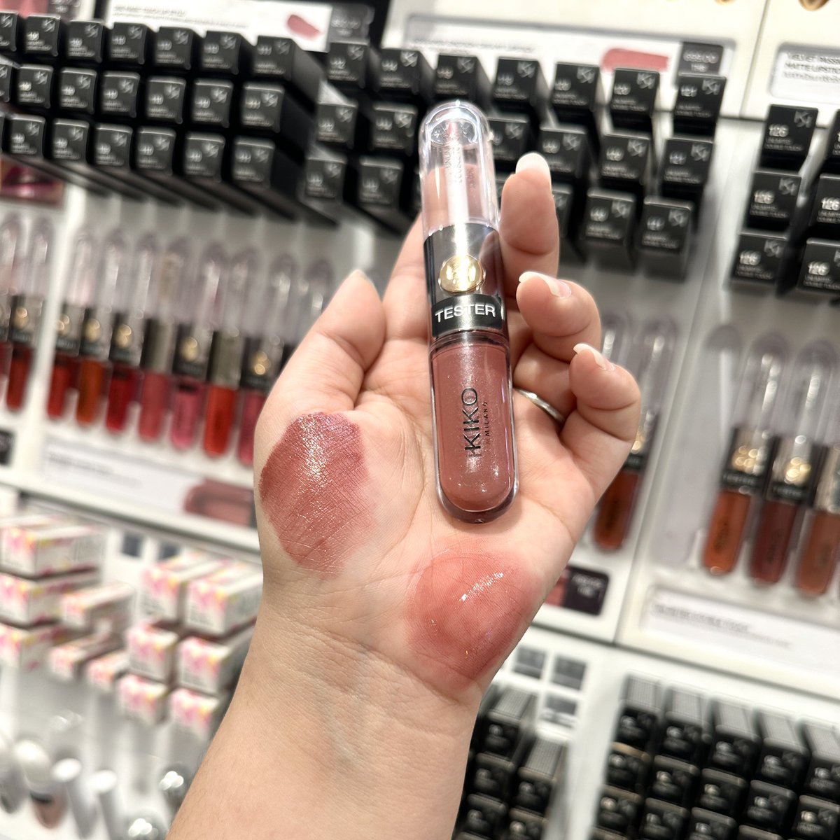 yingpeereview's tweet photo. ไม่หยุดดูไม่ได้แล้ว KIKO Milano ลิปสองหัวในตำนานลด 50% เลยหรอ ทำถึงเกิน นี่ลองสวอชมาฝั่งแมตต์สีชัดสวยมาก พอลงเนื้อกลอสคือปึ้ง!ฉ่ำเลย เหลือแท่ง 400.- เดี๋ยวก่อนนน อมกก. ถึงสิ้นเดือนนี้ 31 มกรานี้นะ รีบไปตำด่วน https://t.co/JaejIegnxv