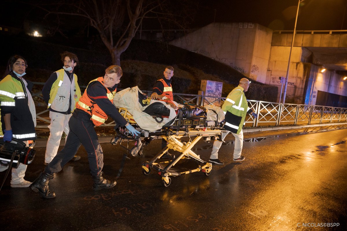🚨 [#Intervention] Dimanche 18 janvier, les pompiers de Paris sont intervenus pour un grave accident de la circulation à Nanterre (92).

🔥 3 véhicules ont été accidentés, dont 1 en feu, éteint à l’arrivée des sapeurs-pompiers au moyen de la lance du dévidoir tournant.