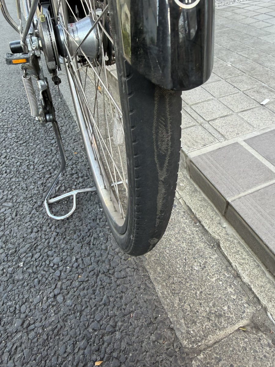 毎日30〜40km、多いときは60kmくらい、7ヶ月走ってきた自転車の後輪。
かなり摩耗していて、6ヶ月点検で指摘されたので交換した。いつパンクしてもおかしくないと言われた💦