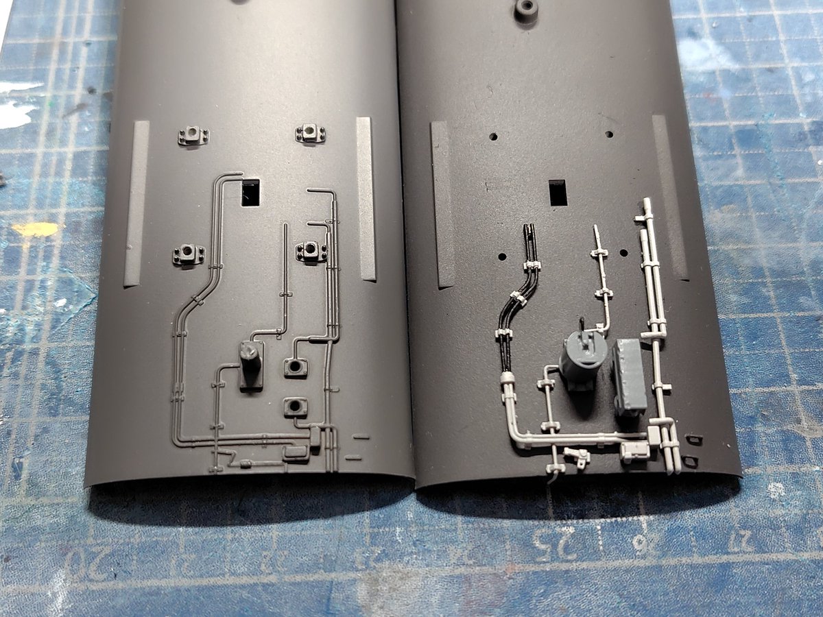 Tomix 115系のパンダ配管類を某オークションで買った3dパーツに置き換えた