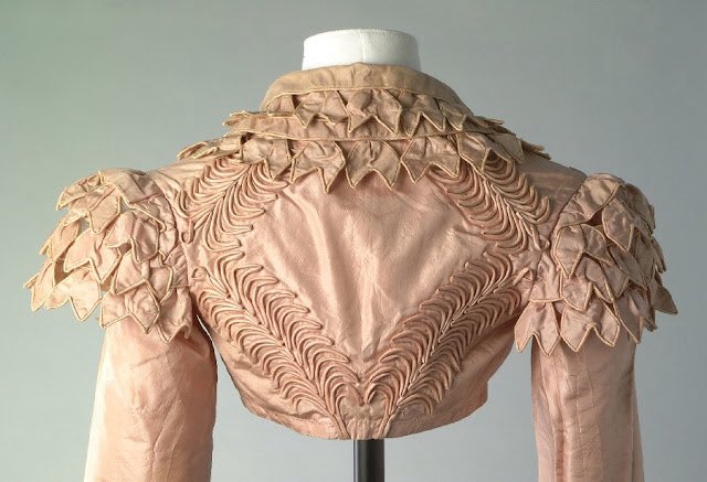 kateStrasdin's tweet image. Alexandra Byrne’s costumes for the 2020 adaptation of Emma offered a beautiful interpretation of dress. They were informed by extant objects although not intended to be faithful recreations. This homage to a c1817 pink spencer jacket was especially memorable @ChertseyMuseum