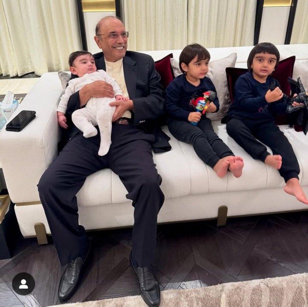 Waqarkhan123's tweet image. قمر زمان قائرہ کے مستقبل کے لیڈران اپنے نانا کیساتھ