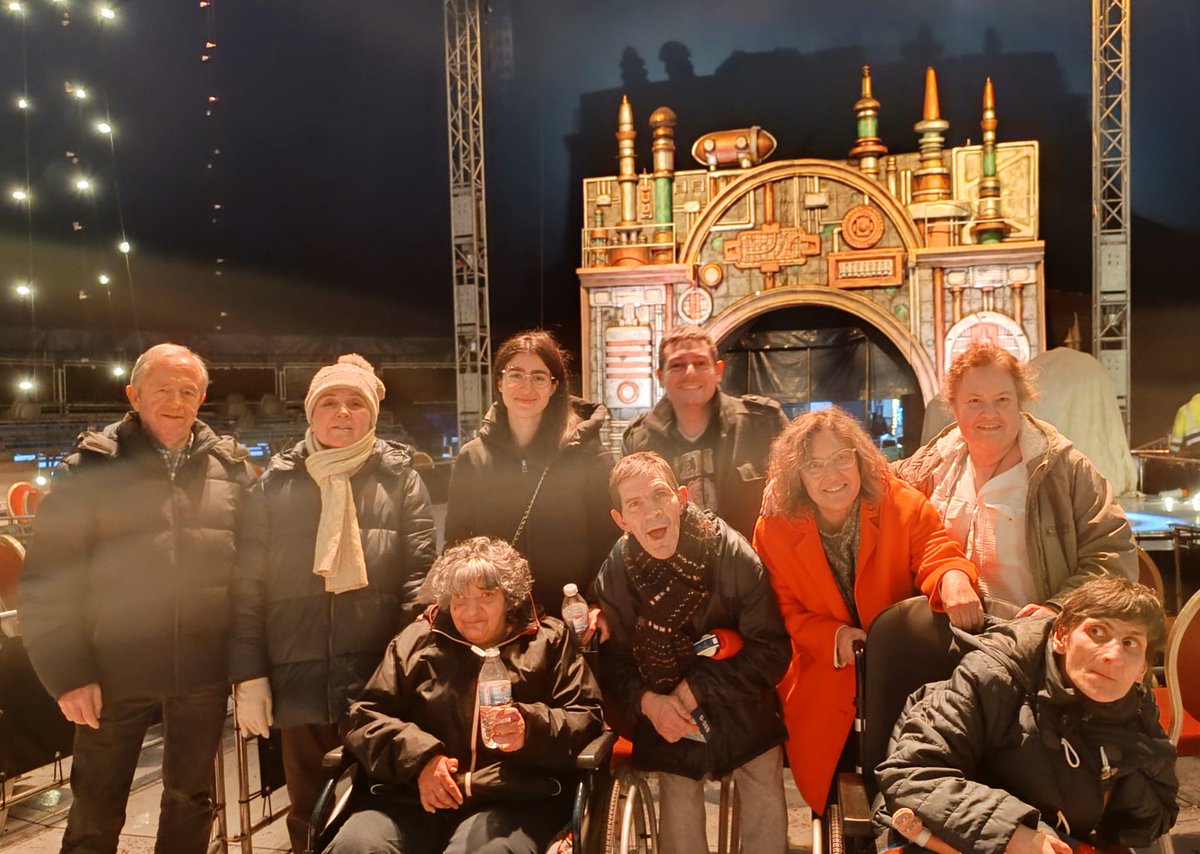 🎪 Estrella, Miguel Ángel, Teresa y Marisa, personas apoyadas, han disfrutado del espectáculo "ARTIFICE: El Laboratorio de los Sueños" del Circo Stellar a su paso por #Valladolid 
Les acompañaron Sole y Raúl, voluntarios #UnoaUno 
Salieron realmente emocionados #inclusiónreal