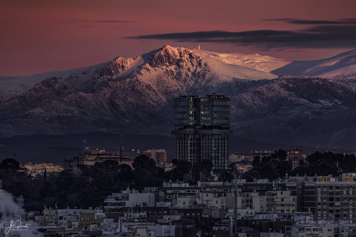JoseAQuirantes's tweet image. Amanecer con la Maliciosa (2227 m) y la Bola del Mundo (2265 m), desde Vallecas-Madrid, hoy lunes 19 de enero de 2026 #canonr5 #canonrf100500
