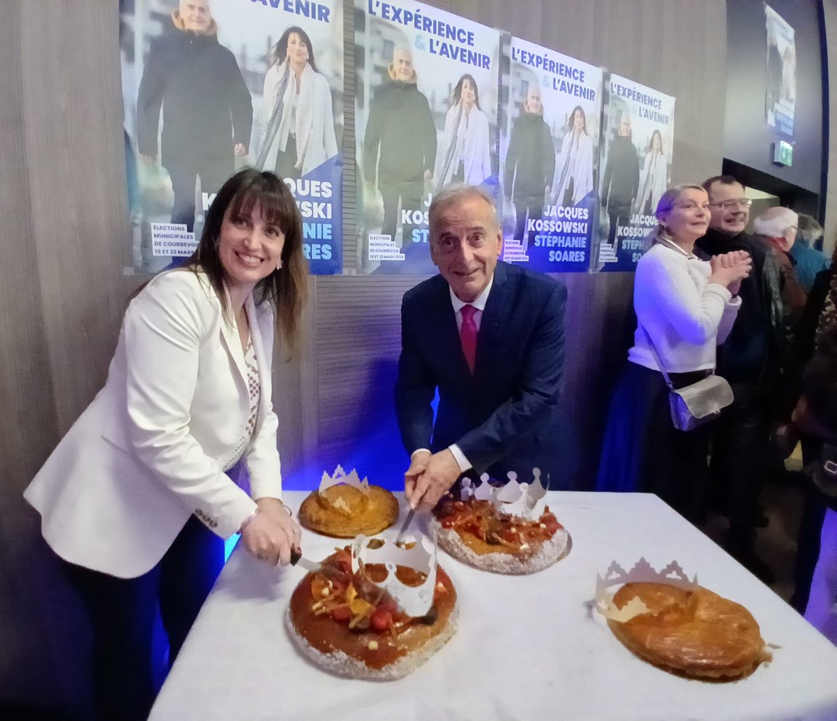 KossowskiSoares's tweet image. Un moment précieux hier à #Courbevoie, entourés de soutiens engagés.
Des échanges, sourires, et une conviction partagée : agir ensemble pour notre ville.
Transmettre l’expérience, insuffler une nouvelle énergie, préparer l’avenir avec responsabilité. La suite s’écrit avec vous.