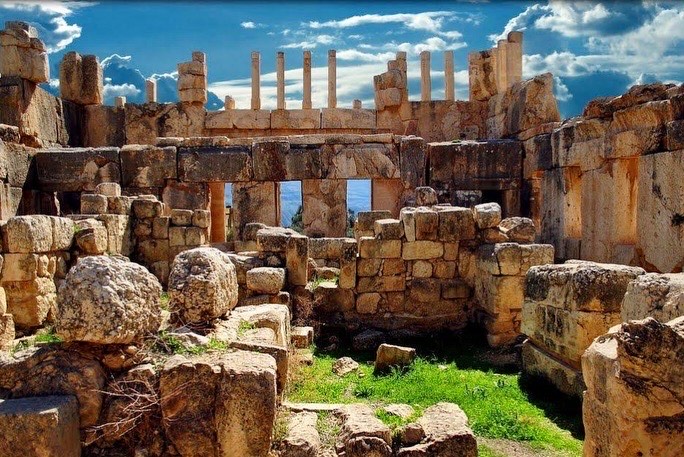 JordanEMBFR's tweet photo. أُقيم حفل تسليم جائزة جان وماري-فرانسواز لوكلان لعام 2025، بحضور السفيرة لينا الحديد تأكيداً لدعمها للأنشطة العلمية والثقافية، بمشاركة نيكولا غريمال، الأمين الدائم لأكاديمية النقوش والآداب الجميلة، ومُنحت الجائزة لفرانسوا لارشيه تقديراً لأعماله الأثرية في موقع عراق الأمير بالأردن https://t.co/ecRTvcvXtp