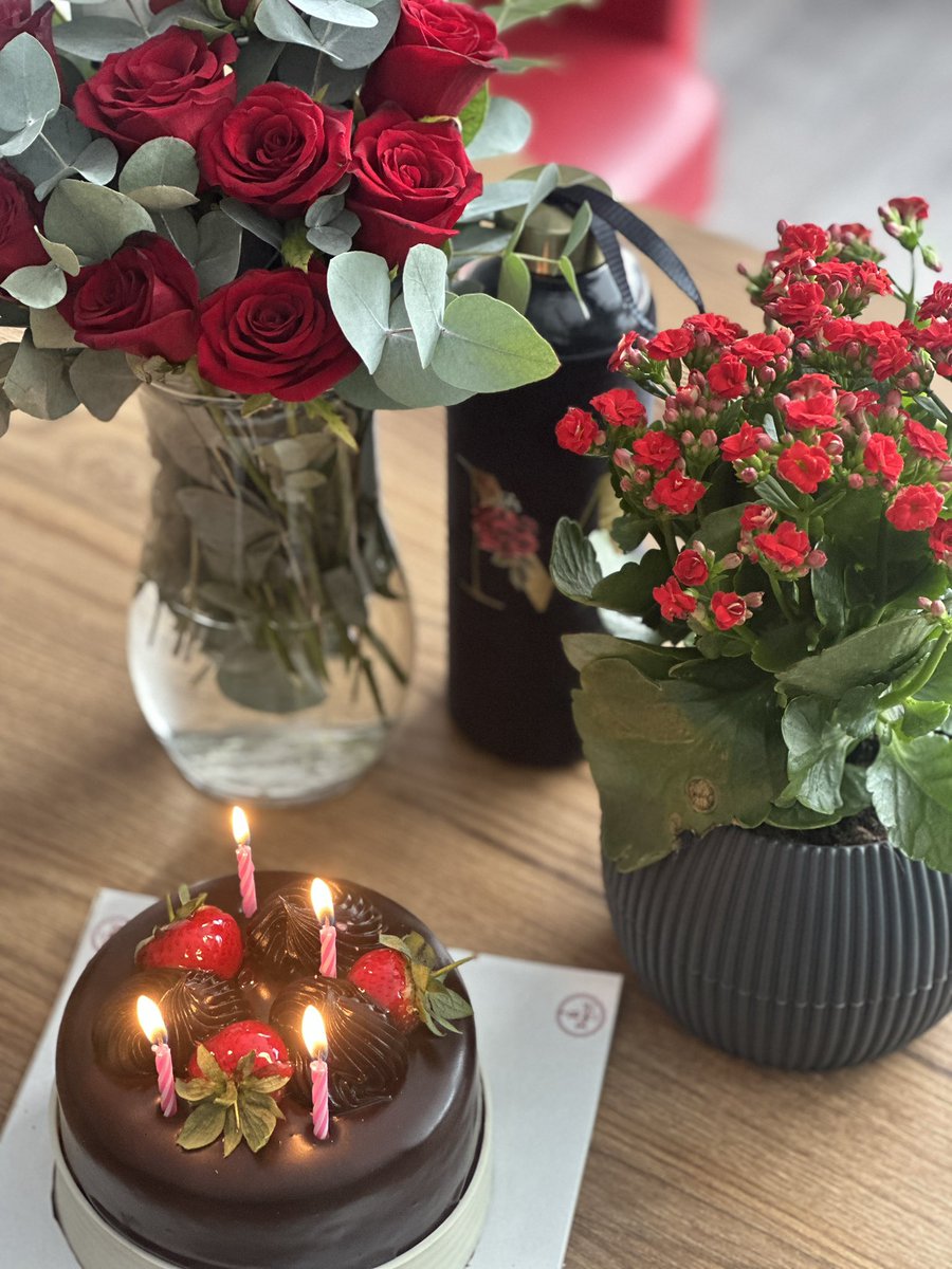 Yol ne kadar kaldı bilmiyorum ama, şimdiye kadar yorulduklarıma üflüyorum bu mumu 🎂 
Hoş geldin Yeni Yaşım 🥹♥️