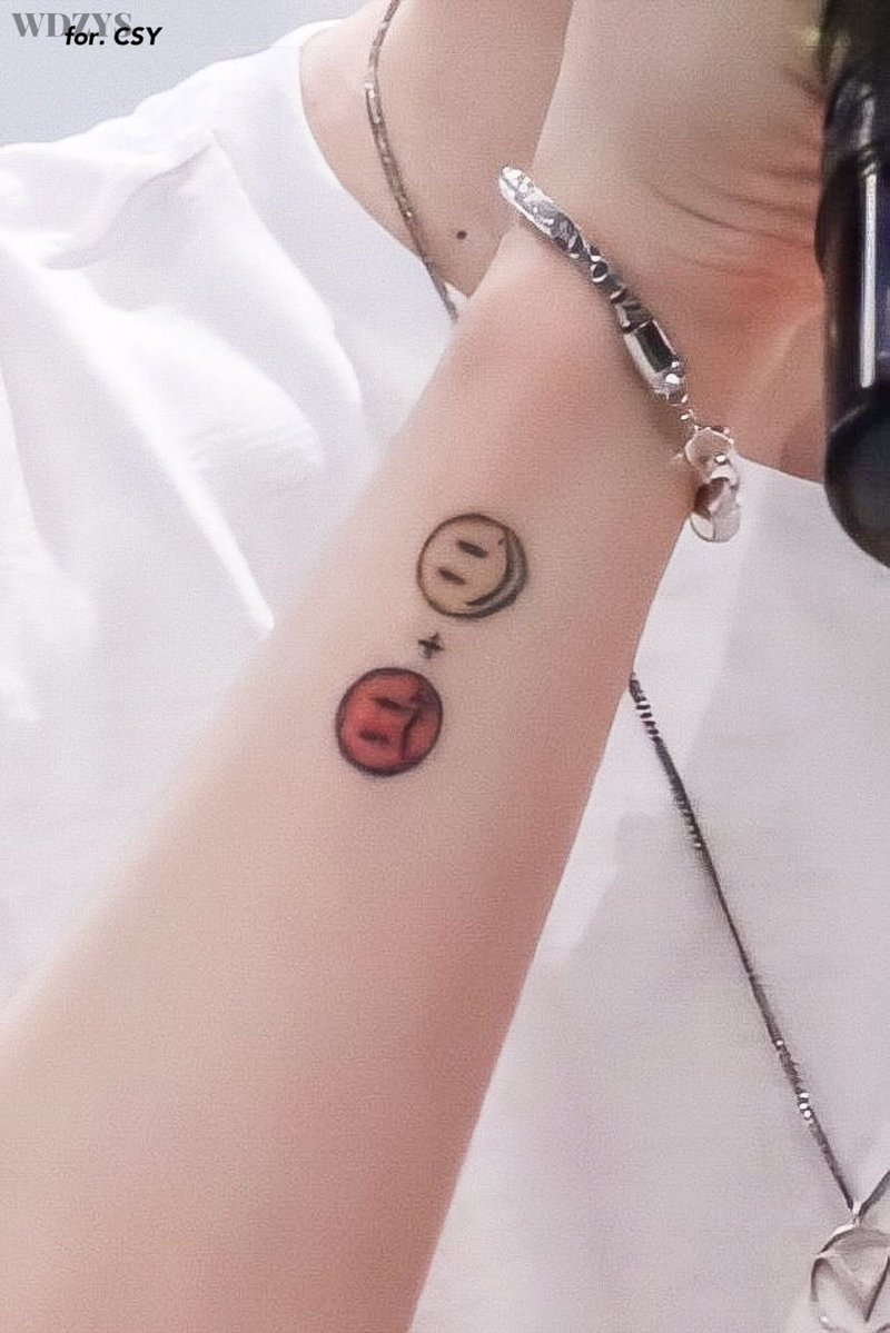 mystarissy's tweet image. 타투 보내기전에 좀 자세히 다시 보자..