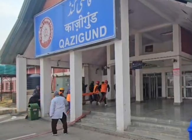 policekulgam's tweet image. Kulgam police along with CAPF, GRPF, Fire &amp;amp; Emergency service conducted a #mock drill exercise at #Railway Station Qazigund to assess emergency response mechanisms &amp;amp; preparedness in #handling critical situations. @JmuKmrPolice @KashmirPolice @DigSkr @AnayatAliIPS