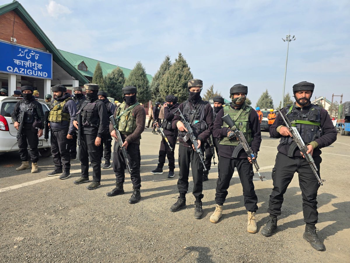 policekulgam's tweet image. Kulgam police along with CAPF, GRPF, Fire &amp;amp; Emergency service conducted a #mock drill exercise at #Railway Station Qazigund to assess emergency response mechanisms &amp;amp; preparedness in #handling critical situations. @JmuKmrPolice @KashmirPolice @DigSkr @AnayatAliIPS