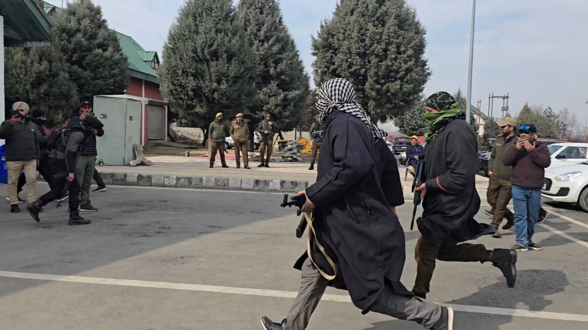 policekulgam's tweet image. Kulgam police along with CAPF, GRPF, Fire &amp;amp; Emergency service conducted a #mock drill exercise at #Railway Station Qazigund to assess emergency response mechanisms &amp;amp; preparedness in #handling critical situations. @JmuKmrPolice @KashmirPolice @DigSkr @AnayatAliIPS