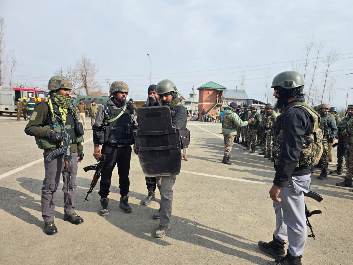 policekulgam's tweet image. Kulgam police along with CAPF, GRPF, Fire &amp;amp; Emergency service conducted a #mock drill exercise at #Railway Station Qazigund to assess emergency response mechanisms &amp;amp; preparedness in #handling critical situations. @JmuKmrPolice @KashmirPolice @DigSkr @AnayatAliIPS