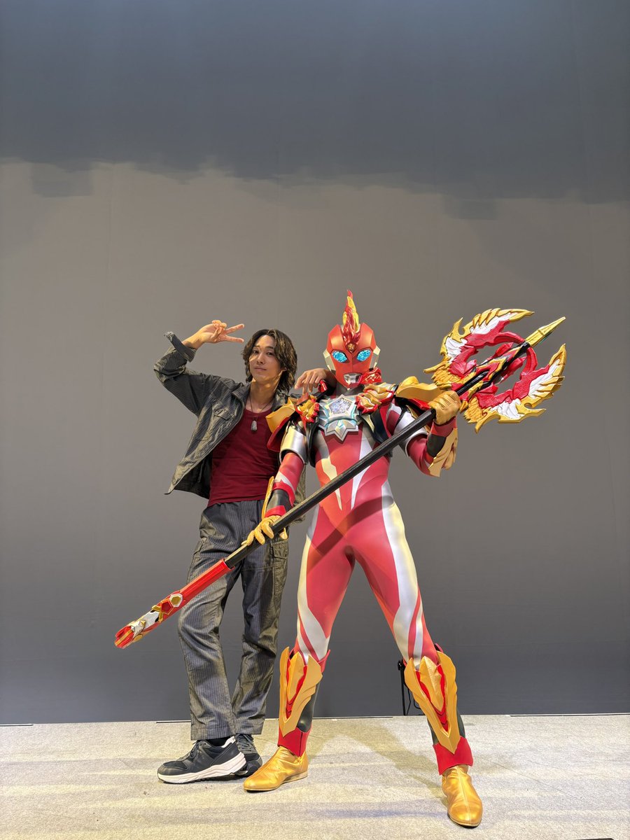 撮影から数えたら約2年共に闘ったウルトラマン。
真っ赤で少し変わった見た目なウルトラマン。
今では世界一カッコいいヒーローだと思っています！

これからもみんなのヒーローであり続けれますように
みんな！僕をウルトラマンにしてくれて
ありがとう

#ウルトラマンオメガ