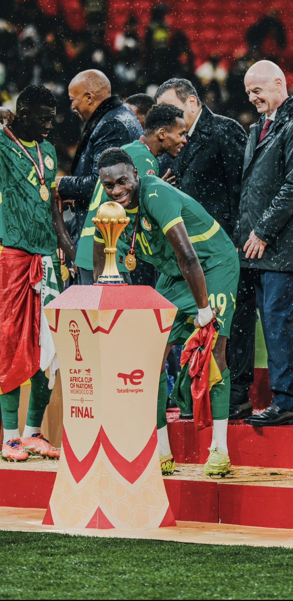 Dimanche parfait avec la victoire contre le Stade Brestois #OLSB29 et le titre de champion d’Afrique du Sénégal de <a href="/moussa_nkt/">Moussa Niakhaté</a> et Mamadou Sarr 🔴🔵