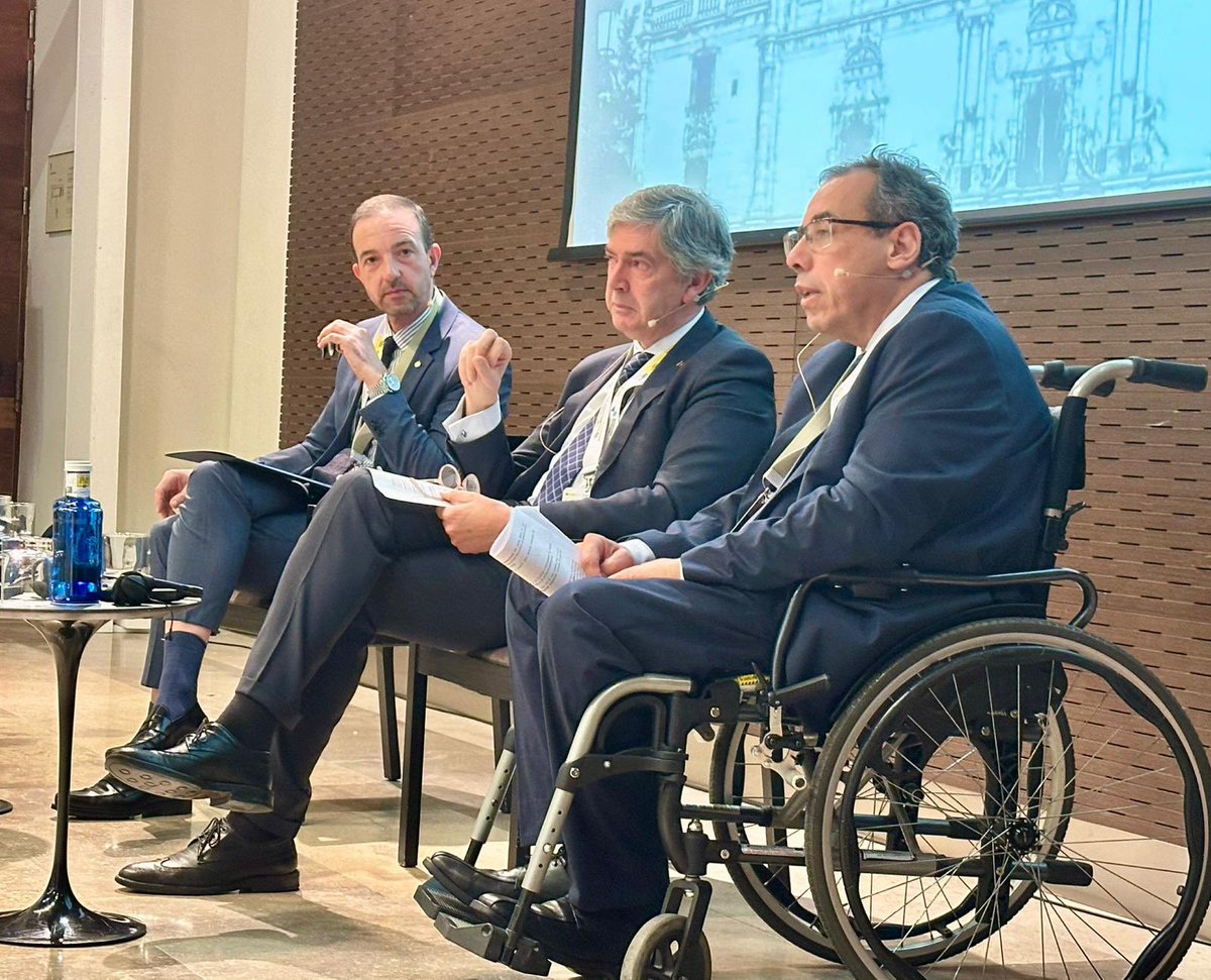 En el marco de <a href="/fitur_madrid/">FITUR</a> , el Ministro <a href="/pmenoni/">Pablo Menoni</a> participa en la XIII Conferencia Iberoamericana de Ministras y Ministros de Turismo.

En la sesión plenaria se debaten ejes clave para el desarrollo del sector: sostenibilidad ambiental y protección de los destinos ante la