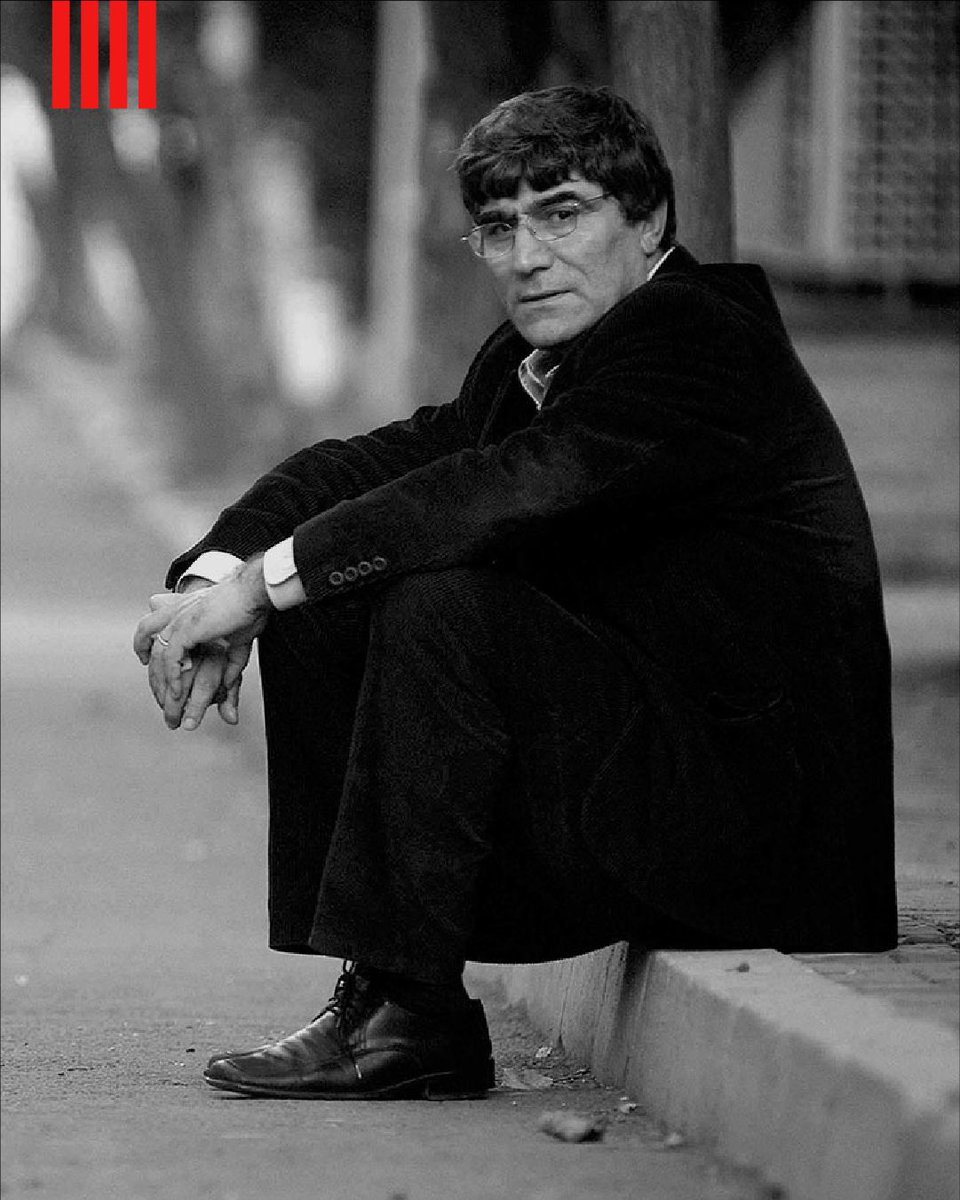 4Kolon's tweet photo. Kaldırımda yitip giden bir çift pabuç,
delik tabanında taşıdığı tüm acıları anlatır gibi…
19 yıl oldu Hrant,
ama senin açtığın o köprü hâlâ ayakta;
üzerinden geçen her adımda hakikat fısıldıyor.
Sözün sözümüzdür, sevgin ışığımız.
#Hrantsız19Yıl https://t.co/yQMYoxzbdf