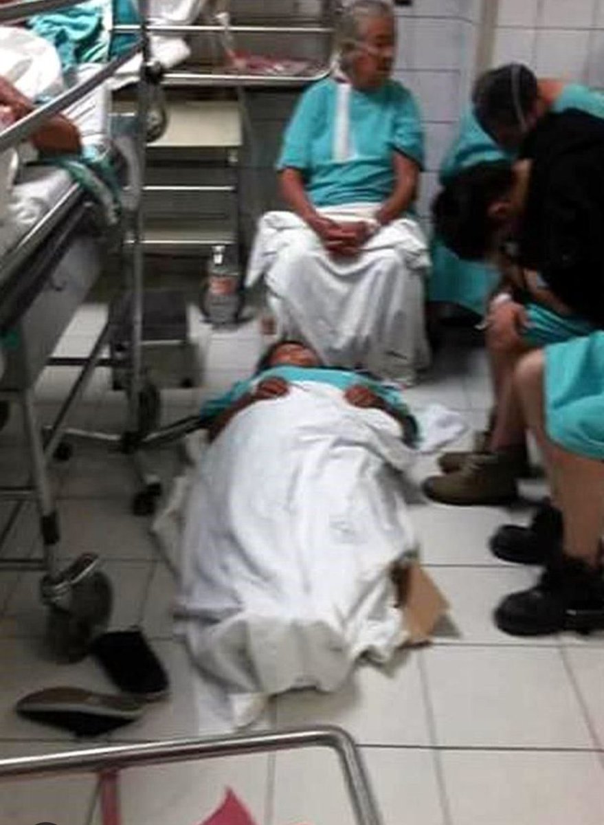 AnaCardemas's tweet photo. @silmagdala Traición a la patria, cuando tu gobierno deja desamparados a sus ciudadanos SIN UN SERVICIO MÉDICO DIGNO. https://t.co/FF8fpfRZjr