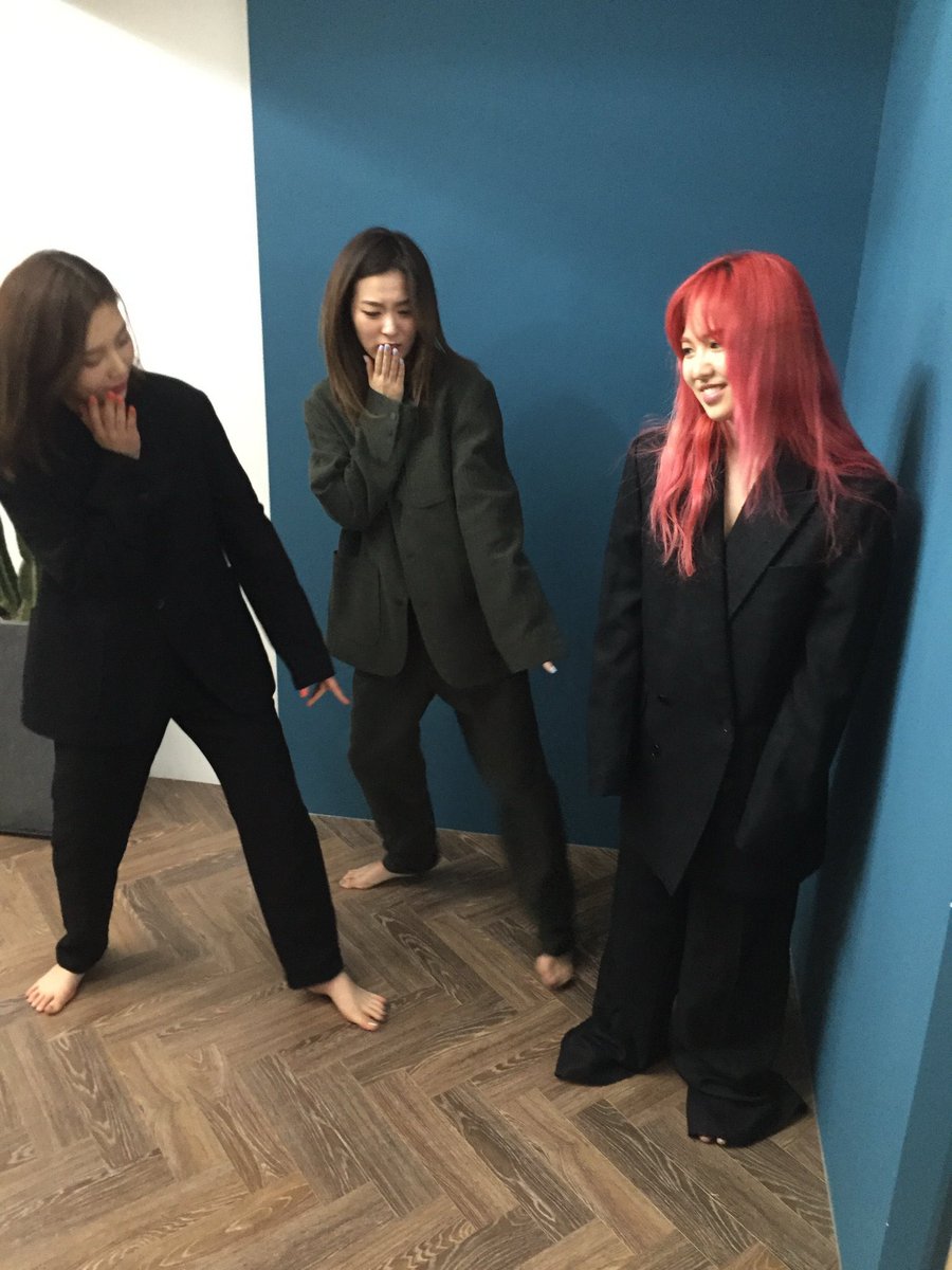 wenderland__'s tweet image. สิบปีผ่านไปถึงได้รู้ว่าแก๊งตัวสูงแกล้งน้องวาน 😭 แล้วรูปนี้อย่างเท่เลยตอนปล่อยปีนั้น