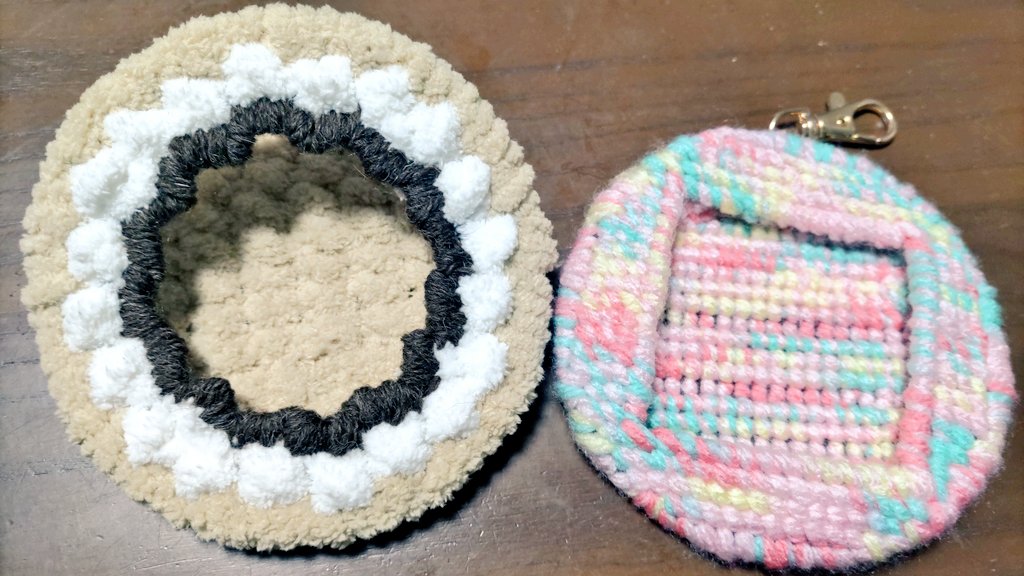 最近、編み物にハマって、ポーチやネックウォーマー、マフラーを作ったり、編み付けネットでトレカケースを作ったりしてまして、最終的にイラストを入れるフレームを作りたくて試行錯誤してます。

3枚目は試作品とチョコのビスケットをイメージして作ったものです。
入れるイラストも早く描きたい