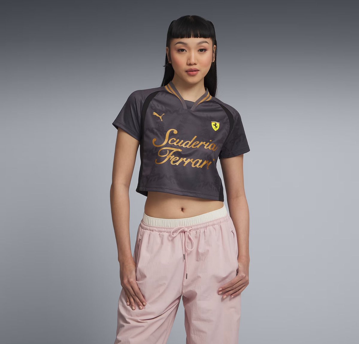 nnewtronn_'s tweet image. ทุกคนนนนน มันน่ารักมากๆๆๆ กอไก่ล้านตัว ปีนี้ puma ออกคอลเลคชั่นเสื้อ jersey ใหม่เป็นของ Ferrari โดยเฉพาะเลย มีสามสี ขาว ดำ ชมพู แบบยาวกับสั้น เข้าไทยด้วยรอบนี้ นี่มือลั่นจัดสีชมพูมาแล้วหนึ่งฮือออใครจะต้านทานไหว💗