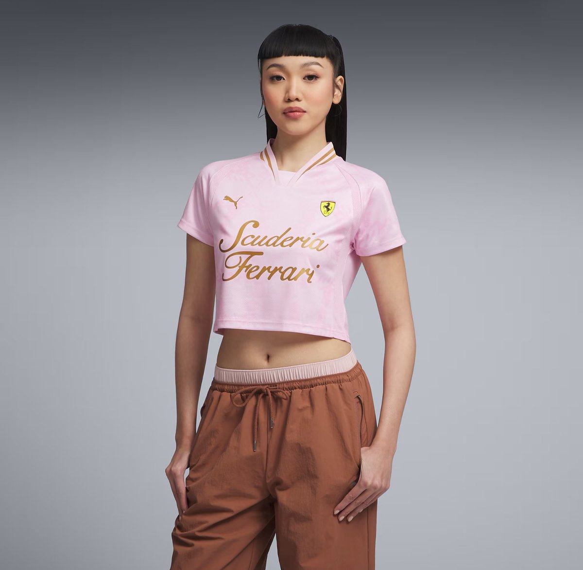 nnewtronn_'s tweet image. ทุกคนนนนน มันน่ารักมากๆๆๆ กอไก่ล้านตัว ปีนี้ puma ออกคอลเลคชั่นเสื้อ jersey ใหม่เป็นของ Ferrari โดยเฉพาะเลย มีสามสี ขาว ดำ ชมพู แบบยาวกับสั้น เข้าไทยด้วยรอบนี้ นี่มือลั่นจัดสีชมพูมาแล้วหนึ่งฮือออใครจะต้านทานไหว💗