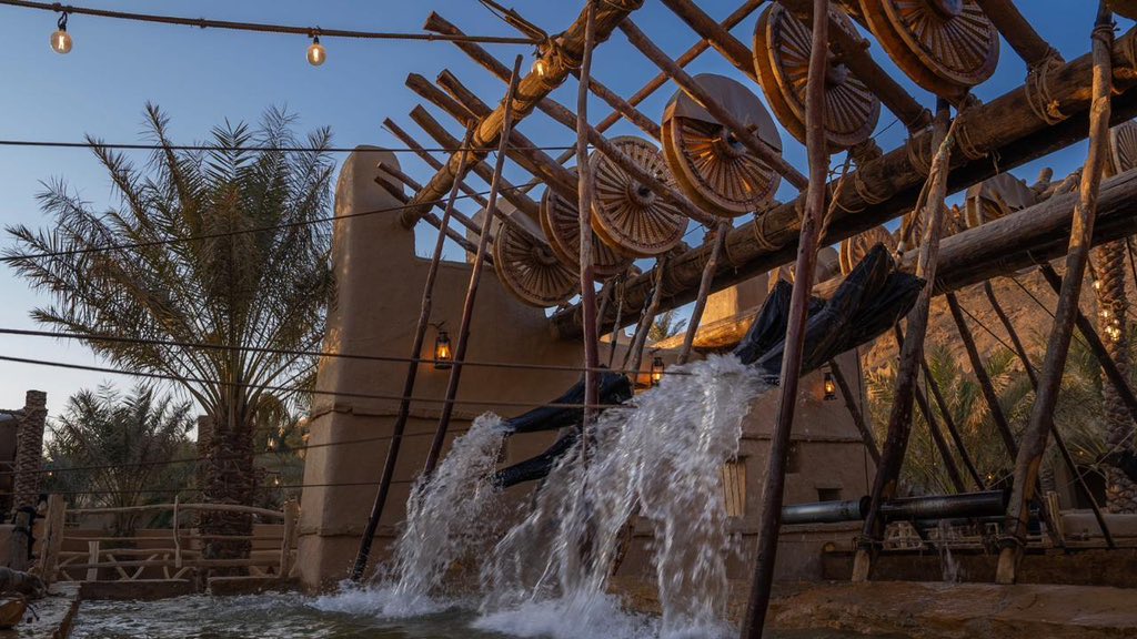 أحي ذكرى ماضي الوقت |  ياعبداللطيف
ورجّع الماضي وماكان للحاضر مدا

وانفض غبار التجاعيد عن وجهً كسيف
تبتسم ملامحً راح ضحكتها فدا 

السواني ، والمحاحيل ، بالصوت الخفيف
باللحون اللي لها في مسامعنا صدى

والغروب ، اللي تباكا ومدامعها ذريف
كنّها تبكي على ما مضى وأصبح سدا

والنخيل ،