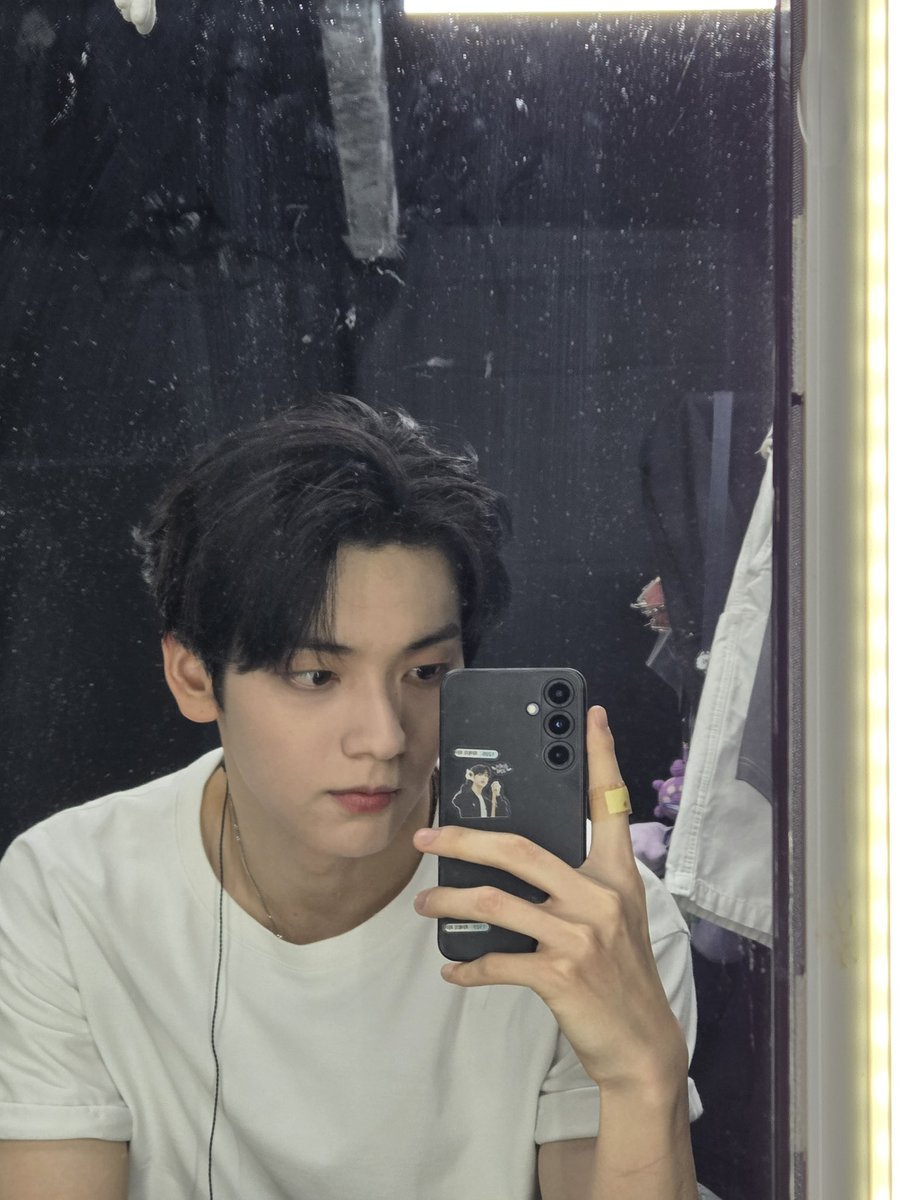 [260119] weverse dm 🐰💬

🐰 the emperor of image transformation 
🐰 that goes from being cute
🐰 to becoming handsome 
🐰 hahahaha