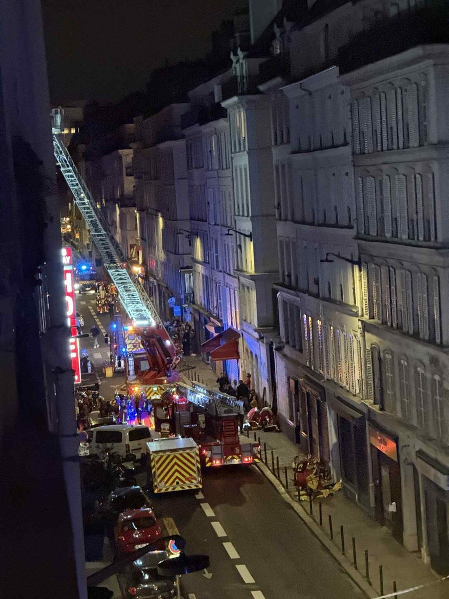 Scénario catastrophe ce weekend à Paris : une cinquantaine personnes étaient rassemblées pour un anniversaire au 5ème étage d'un immeuble vieux...de 150 ans. 
Le plancher du salon s'est effondré. Bilan : au moins 20 blessés dont un grave 😟
leparisien.fr/paris-75/paris…