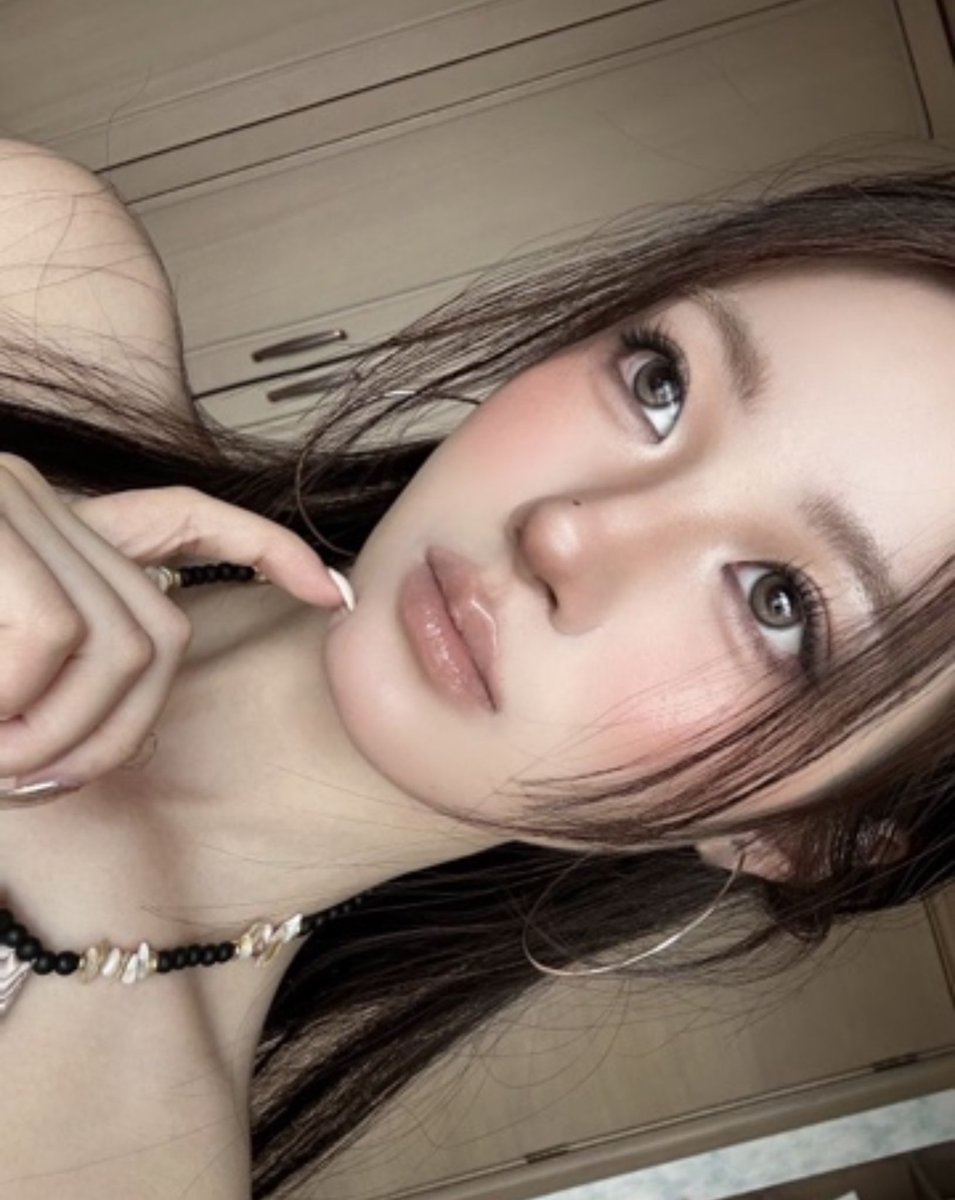 #motd ลุคนี้ ลองหยิบคสอ. ในกรุแล้วแต่งตามม โทนน้ำตาล ๆ นูเทิร์ล ฟินิชฉ่ำ แต่ติดทนหน้าไม่มันระหว่างวัน แปะรีวิวคสอ ใน reply kub 🧤🧣