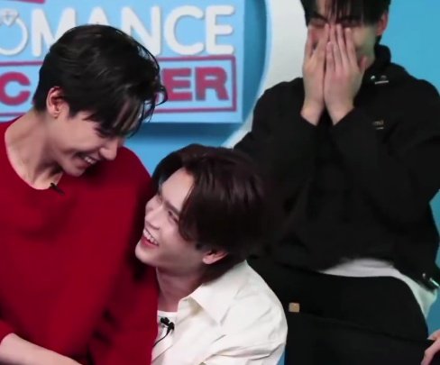 dombaby4angle's tweet image. Ohm 🤏🎀 being Soooo SHY— As if he didn't do the same with POON!! 🤭

MRS PRESS TOUR  

#OhmPoon #JuniorMark 
#MyRomanceScammerLIVE