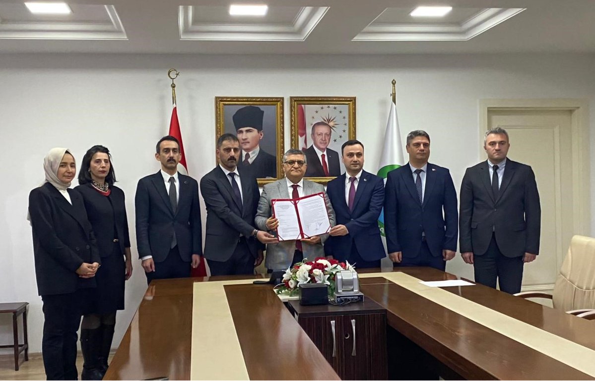 TC_KUZKA's tweet photo. 🌾 Sinop’ta Çeltiğe Stratejik Yatırım: Üretim Modernleşiyor

Sinop Saraydüzü ilçesinde #KUZKA desteğiyle ile üretim kayıplarını azaltacak, kaliteyi artıracak ve istihdama katkı sunacak önemli bir adım hayata geçiriliyor.

#SOGEP kapsamında uygulanacak 9 milyon TL bütçeli proje ile💬 

✔️Saraydüzü Çeltik Kurutma Tesisi kurulacak
✔️Bölgede üretilen, yıllık yaklaşık 5 bin ton çeltik işlenebilecek
✔️Üretimde gelenekselden, modern altyapıya geçiş sağlanacak 
✔️Ürün kayıpları azaltılarak, katma değer ve rekabet gücü artırılacak
✔️Dezavantajlı gruplara yeni istihdam alanları oluşturulacak
🔗https://t.co/s7PUd1qNE3

@TCSanayi @KalkinmaAjansGM @TCSinopValiligi  #sarayduzubelediyesi #Sinop #Saraydüzü #Çeltik #İstihdam
