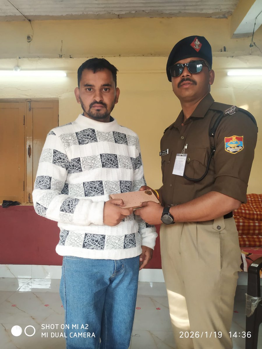 PoliceBageshwar's tweet image. मानवता की मिसाल: बागेश्वर पुलिस ने लौटाए खोए पर्स, आभूषण व दस्तावेज! 
 दो मामले:
 श्रीमती सुमन का पर्स (सोने के आभूषण व नकदी सहित) बरामद कर लौटाया गया।
 श्रीमती मुन्नी देवी का दस्तावेजों से भरा पर्स भी ढूंढकर उनके देवर के सुपुर्द किया गया।

#BageshwarPolice #Honesty #HelpingHands