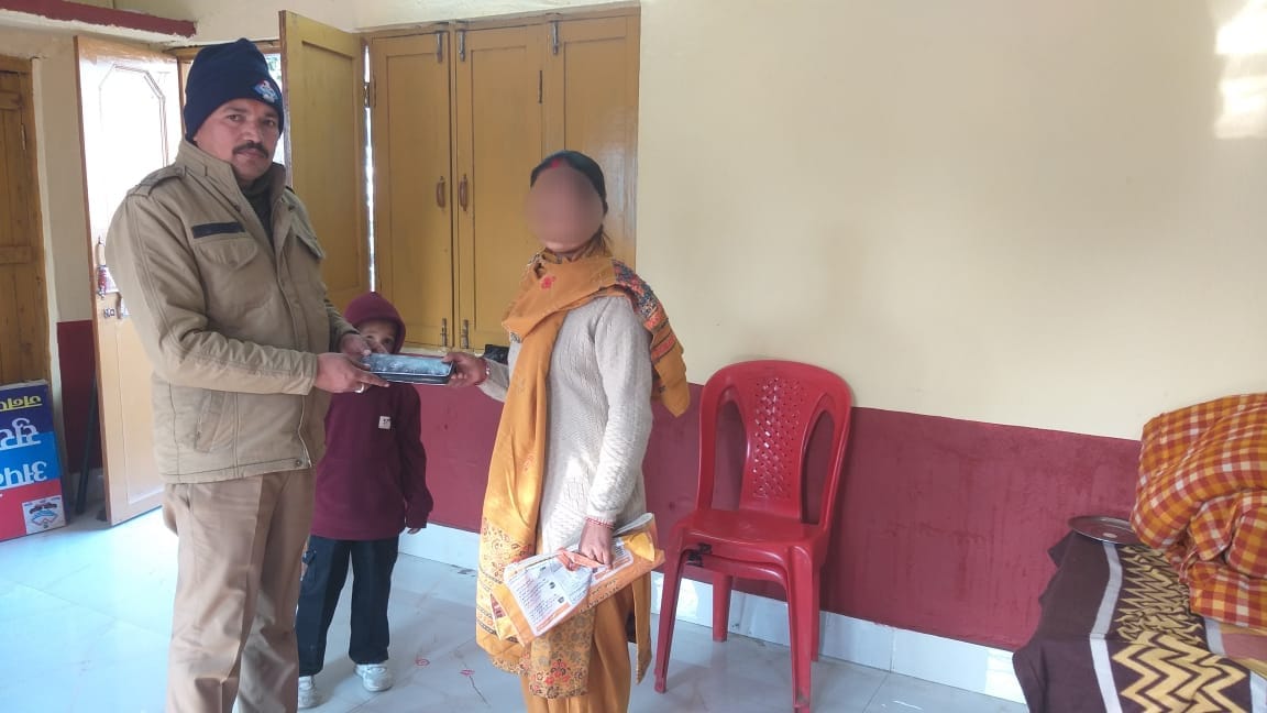 PoliceBageshwar's tweet image. मानवता की मिसाल: बागेश्वर पुलिस ने लौटाए खोए पर्स, आभूषण व दस्तावेज! 
 दो मामले:
 श्रीमती सुमन का पर्स (सोने के आभूषण व नकदी सहित) बरामद कर लौटाया गया।
 श्रीमती मुन्नी देवी का दस्तावेजों से भरा पर्स भी ढूंढकर उनके देवर के सुपुर्द किया गया।

#BageshwarPolice #Honesty #HelpingHands