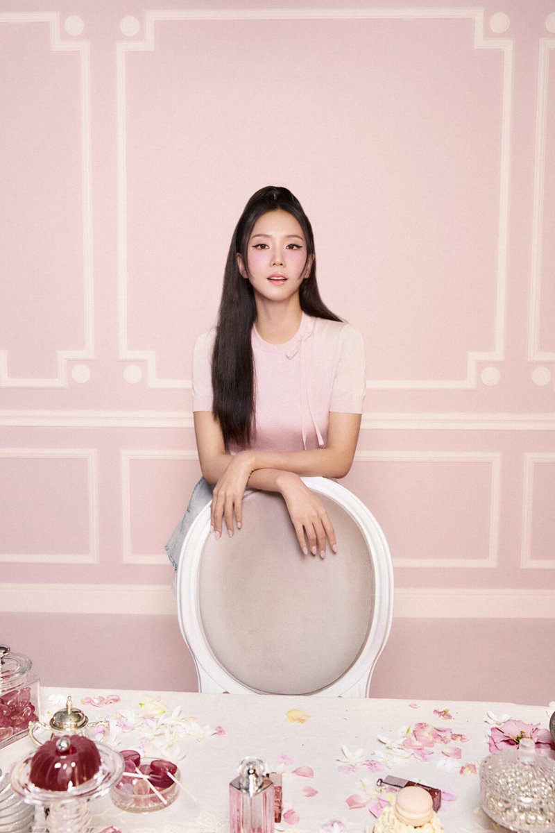 📝 Entrevista da JISOO x COSMOPOLITAN

Jisoo é a rainha das colaborações — do dueto que liderou aos charts com Zayn Malik às parcerias com as maisons mais prestigiadas da moda, ela sabe como criar magia criativa. Embaixadora da Dior Beauty desde 2020, a estrela do BLACKPINK