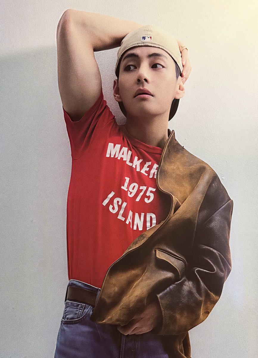 thvnewl's tweet image. V "TYPE 非" photobook is finally here 🌟

Now available for global purchase with its official release date set. A new artistic chapter by Taehyung begins now

#V_TYPE非 #VIsHere