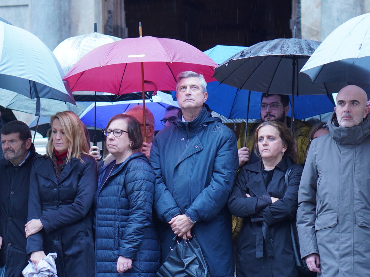 Junts_BCN's tweet photo. 🖤 Tot el nostre suport i condol a les famílies de les víctimes del greu accident ferroviari d’Adamuz, a Còrdova. https://t.co/C5OgxHepZg