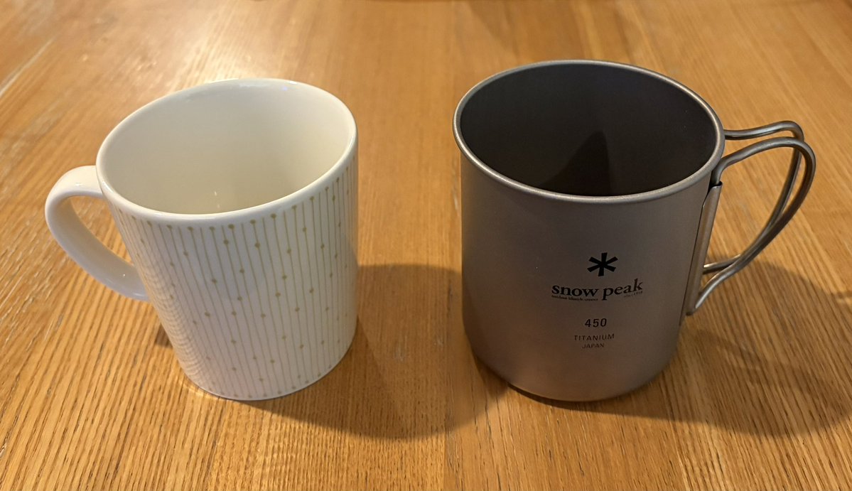rescale's tweet image. 寝室用のたくさん入って割れないマグカップを探した結果、スノーピークのチタンマグを買いました。
写真右がチタンマグで450mlも入ります。比較対象の陶器マグは270mlなので大差。軽くて風合いもあり言うことないです。大切に使います。