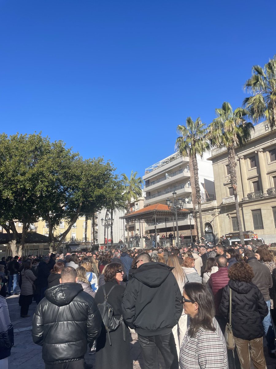 DuquesitaLopez's tweet photo. Cuánto dolor, con lo pequeña que es Huelva todos conocemos a alguien  no paro de pensar que podíamos haber sido cualquiera de nosotros ☹️😢.

Un minuto de silencio por todas las víctimas. DEP https://t.co/0DAxSQolyU
