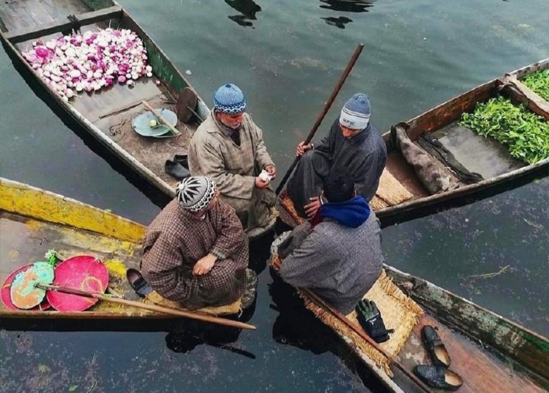 "حافظوا على من تحبون، فالأيام بدأت تسرق منا كل شيء جميل، وبعضاً ممن نحب! ولكي لا تؤلمكم ضمائركم يوماً على فقدان أحبتكم، تمسكوا بهم جيداً" (م)

#جماليات