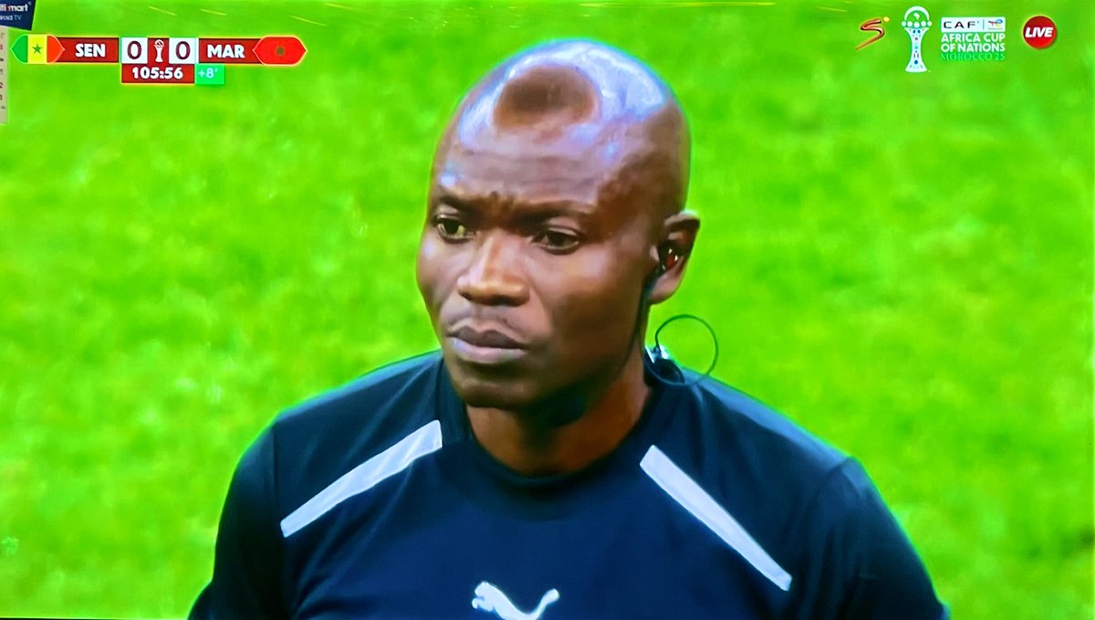 Les gens qui ne maîtrisent rien du foot et de ses règlements s'en prennent à notre compatriote JJ Ndala, qui pour moi était à la hauteur et à bien géré le match.