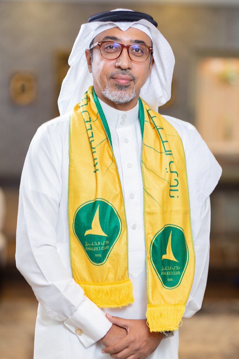 fadelomani's tweet photo. ( قصة انتقال #مراد_هوساوي )

الرياضة كثقافة ومنظومة قيم هي التي تستحق أن تتصدر فكرنا ومنافساتنا وعلاقاتنا ..

المهندس مصطفى نوح يُهندس عملية الانتقال الأنيقة التي تمت بين ناديين كبيرين الخليج والهلال والتي كان عنوانها مراد هوساوي وريان الدوسري ..

في عالم الرياضة، لا تقاس نجاحات الرؤساء فقط بما يقدمونه لأنديتهم داخل المستطيل الأخضر، بل بما يصنعونه من أثر ممتد وعلاقات استراتيجية تخدم المصلحة العامة. 
وما قام به رئيس نادي الهدى، المهندس مصطفى شاكر آل نوح  في إنهاء ملف انتقال ثنائي نادي الخليج (مراد هوساوي وريان الدوسري) إلى نادي الهلال، هو درس عملي في "المسؤولية المجتمعية" بمفهومها الشامل.

أن يختار "الهلاليون" شخصية مثل "أبو شاكر" ليكون الوسيط المباشر والمفوض لحسم صفقة بهذا الحجم، فهذا دليل قاطع على الثقل الإداري والموثوقية العالية التي يتمتع بها الرجل في الأوساط الرياضية العليا بالمملكة ..

لكن الجانب الأجمل في القصة ليس الانتقال بحد ذاته، بل هي تلك الروح الواحدة التي تجمع أندية محافظة القطيف. حين يتحرك رئيس نادي الهدى (تاروت) لتسهيل ملف يصب في مصلحة خزينة جاره نادي الخليج (سيهات)، فنحن أمام نموذج راقٍ للتكامل بين أندية المنطقة الواحدة. هذا الموقف يثبت أن التنافس الرياضي لا يلغي الأخوة، وأن نجاح "الدانة" هو نجاح لـ "الوردي"، والعكس صحيح ..

شكراً للمهندس مصطفى، الذي أثبت أن دوره يتجاوز أسوار ناديه، ليكون رجل المهمات الصعبة، وحلقة الوصل الأمينة التي تخدم رياضة الوطن، وتعزز من مكانة وسمعة رياضة المحافظة في المحافل الكبرى ..

مبارك للكابتن مراد هوساوي وريان الدوسري ، وكل التوفيق للكيانين الكبيرين الخليج والهلال في قادم المنافسات ..

#الخليج @Khaleejclub #الهدى @ALHADA_CLUB 
#الهلال @Alhilal_FC
