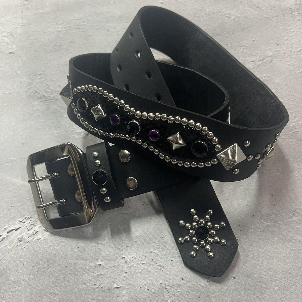 お客様オーダーの革幅40mmスタッズベルトです。大小のピラミッド
