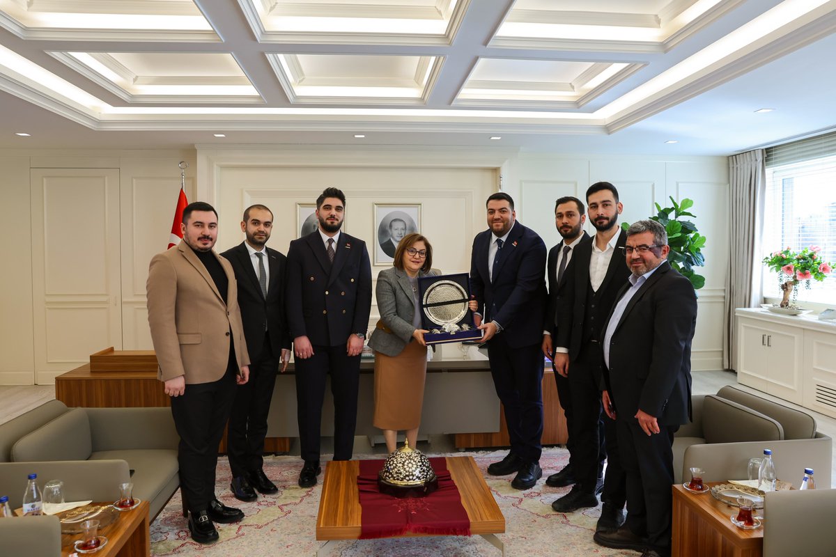 Genç ASKON Genel Başkan Vekilimiz İbrahim Ünal Konal Genel Başkan Yardımcılarımız ve Yönetim Kurulu Üyelerimiz ile birlikte, Gaziantep Büyükşehir Belediye Başkanımız Sayın Fatma Şahin’i makamında ziyaret ettik.

Gerçekleştirdiğimiz ziyarette, samimi sohbetler eşliğinde karşılıklı