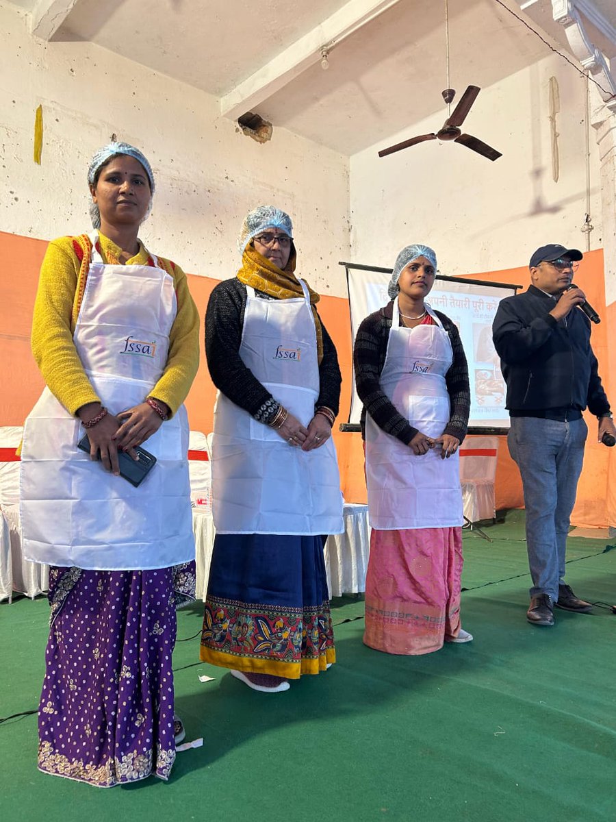 fssaiindia's tweet photo. #Bihar A massive hygiene training drive took place today at Darbhanga, where over 750 street food vendors participated in an intensive workshop organized by FSSAI (Eastern Region) and the Darbhanga Municipal Corporation.
#FSSAITraining #StreetFoodVendor https://t.co/8a5KDaND1T