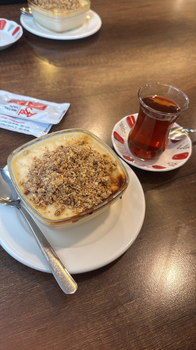 Trabzon’a gelince sütlaç için boşuna Hamsiköy’e falan gitmekle uğraşmayın.

Uzun sokakta Ahmet Usta’ya gidin, hayatınızın en iyi sütlacını yiyin.