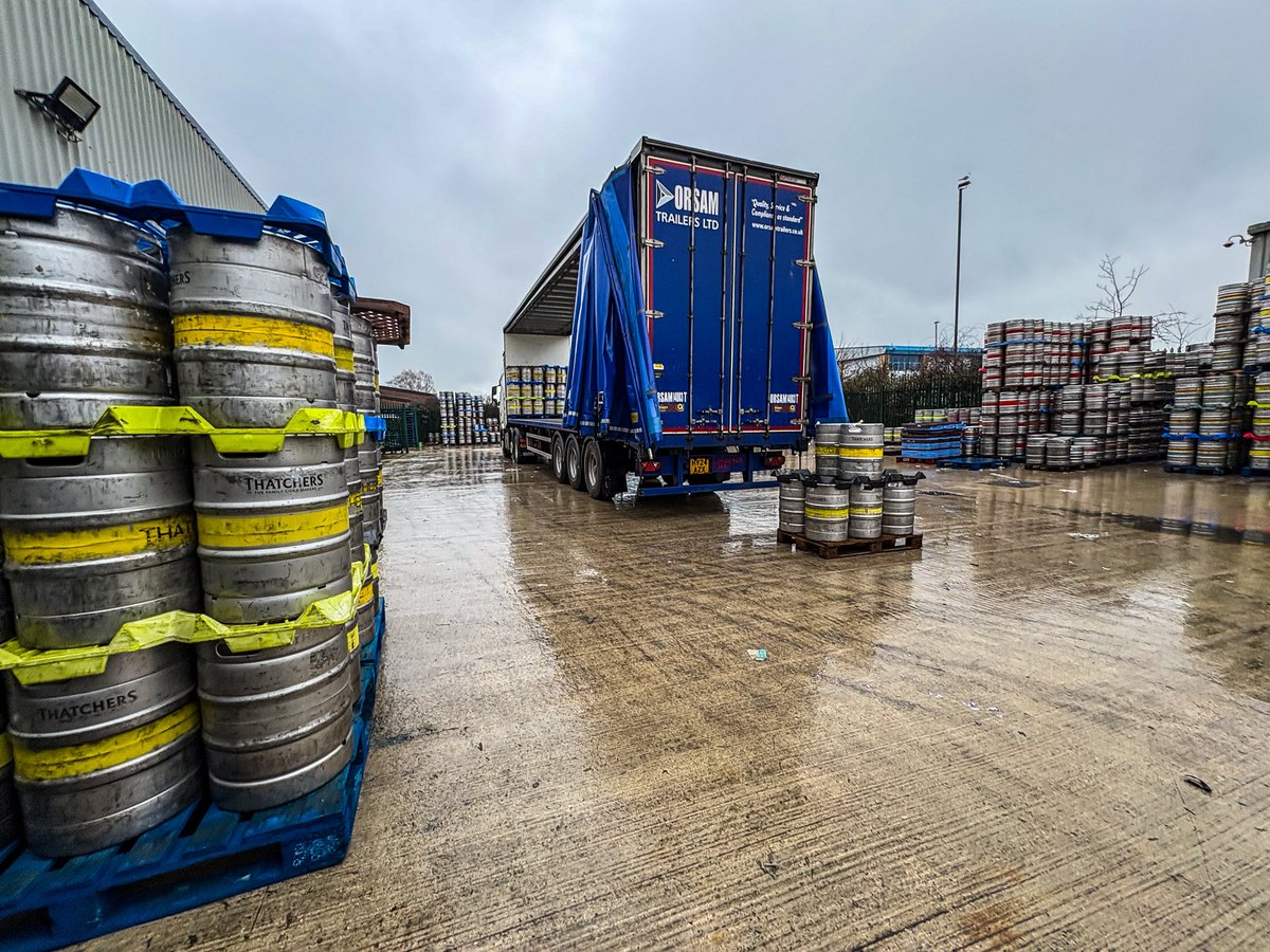 trucklifegb's tweet photo. It was a nice short drive up to Calne earlier this morning for a delivery to a drinks supplier. The full ones are off, and now it’s time to get the empties on before heading back down to the farm 🍏🍎🍏

#HGV #Distribution #Haulage #Deliveringwinners #GregoryDistribution #GregoryGroup #Truck #TruckDriver #TruckLife #InstaTruck #LorryLife #Lorry #LorryDriver #ThatchersCider