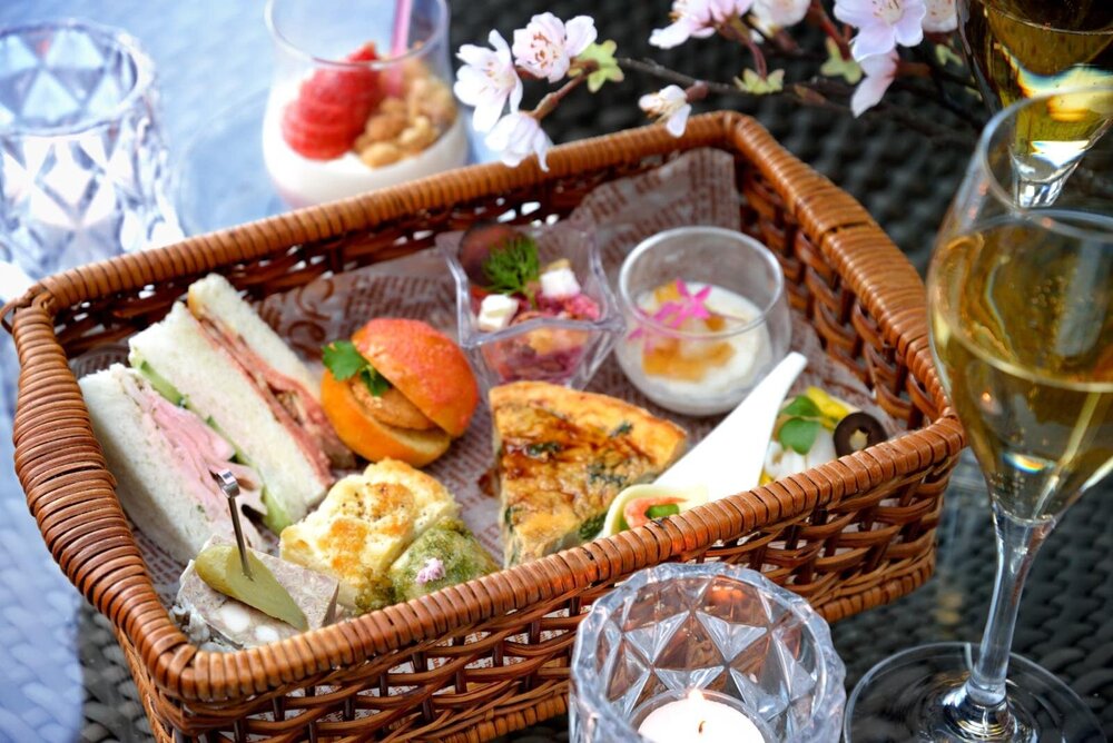 ホテル椿山荘東京“雲海ミスト×桜庭園”を望む花見ピクニック、春食材バーガーをバスケットで - fashion-press.net/news/142307