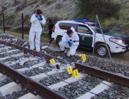 Foto diffusa da Guardia Civil dell'incidente di #Adamuz: binario divelto in punto di saldatura (evidente su altro). Da incidenti pregressi si può ipotizzare che i primi vagoni abbiano scalzato saldatura, ceduta col vagone 6. Macchinisti avevano lamentato vibrazioni in quel tratto