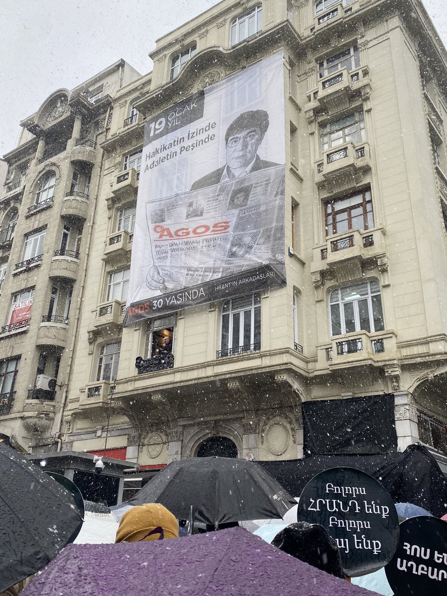 Hrant Dink’in katledilmesinin üzerinden 19 yıl geçti. 

Sebat Apartmanı önünde, katledildiği yerde Hrant Dink’i anıyoruz. Faşizme karşı mücadelemize devam edeceğiz.